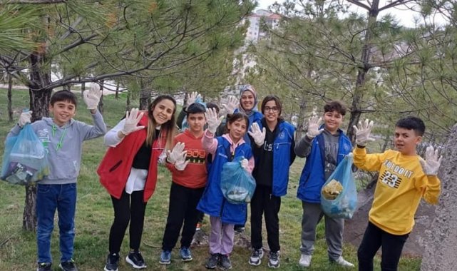 Karapınar'da gençlik merkezi gönüllüleri çevre temizliği yaptı