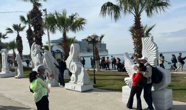 Kuşadası'na gelen turistler sahildeki sanat eserlerini beğendi