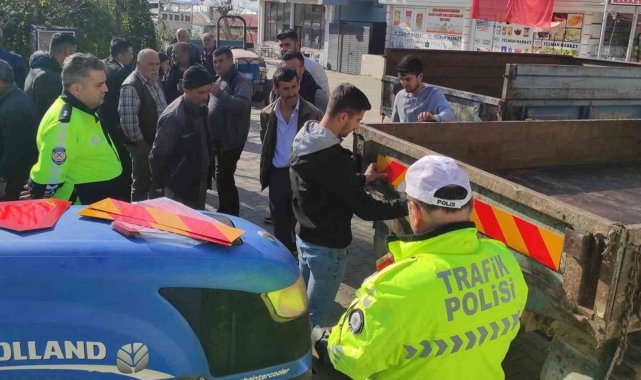 Manisa'da traktörlere reflektör ve tepe lambası takıldı