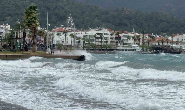 Marmaris'te önce fırtına, sonra sağanak yağış etkili oldu