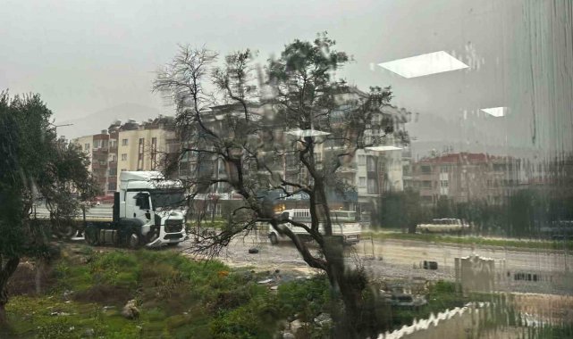 Milas sağnak yağışa teslim oldu