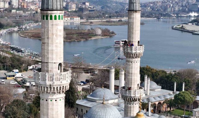Ramazan ayının simgesi mahyaların ilki Eyüpsultan Camii'ne asıldı: "Ramazan Kur'an ayıdır"