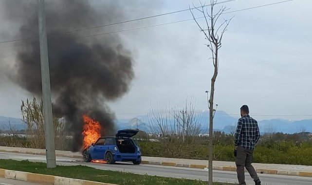 Seyir halindeki otomobil alevlere teslim oldu