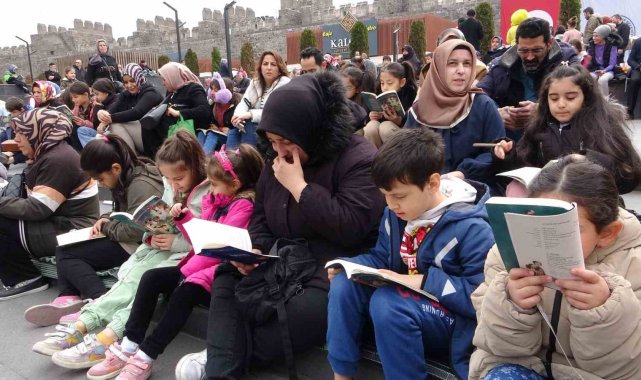 Tarihi kalede 7'den 70'e kitap okudular