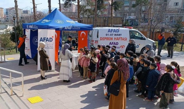 Tarihi Murat Köprüsü'nde deprem farkındalık standı kuruldu