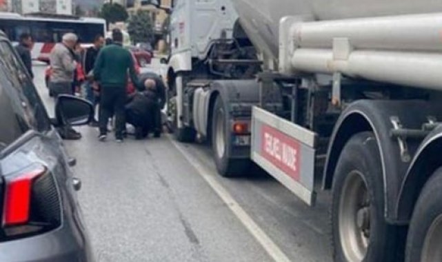 Tırın altında kalan kağıt toplayıcısı, feci şekilde can verdi