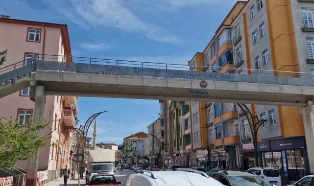 14 yaşındaki genç kız üst geçitten atladı