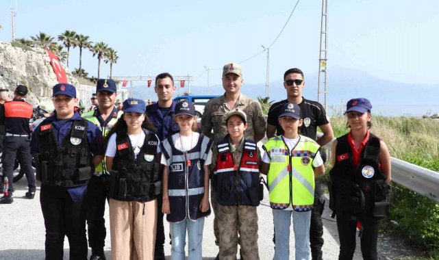 23 Nisan'da çocuklar güvenlik kuvvetleriyle denetimde
