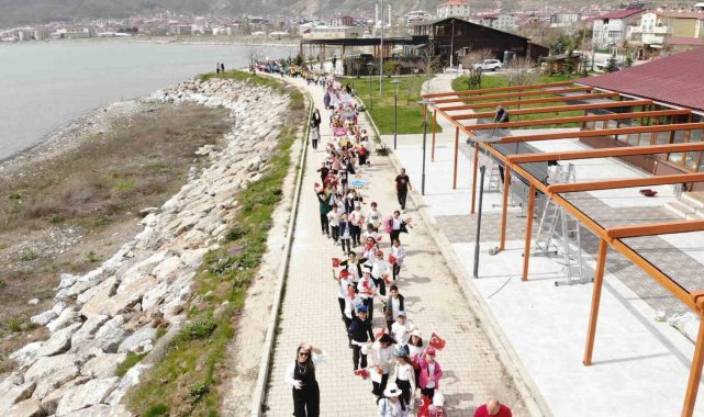 400 öğrenci yürüyüş yapıp sahilde kitap okudu
