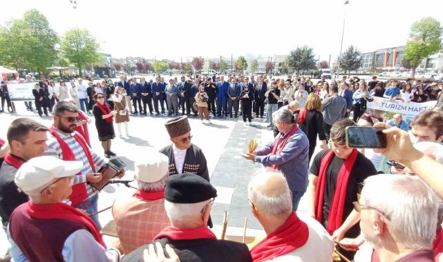 70'lik delikanlıların dansı ilgi çekti