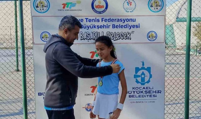 Afyonkarahisarlı küçük tenisçiden büyük başarı