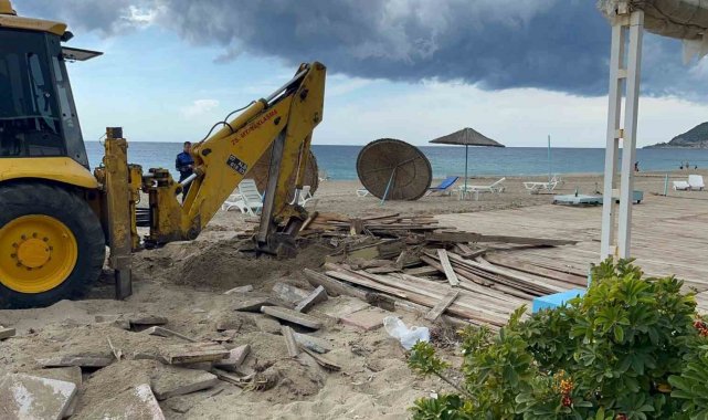 Alanya'da 'Tek Tip Sahil Büfesi Projesi Kapsamında' eski büfeler yıkıldı