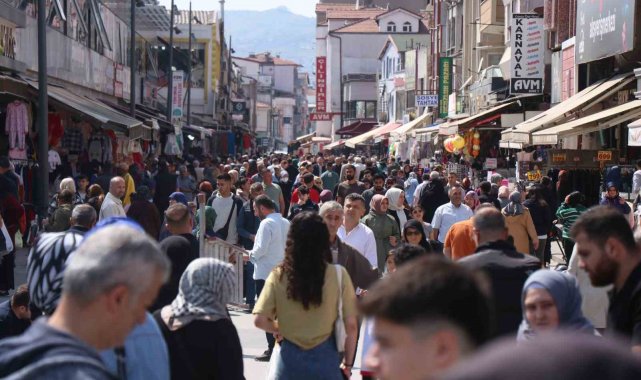 Alışverişi son güne bırakanlar çarşı, pazarda yoğunluk oluşturdu