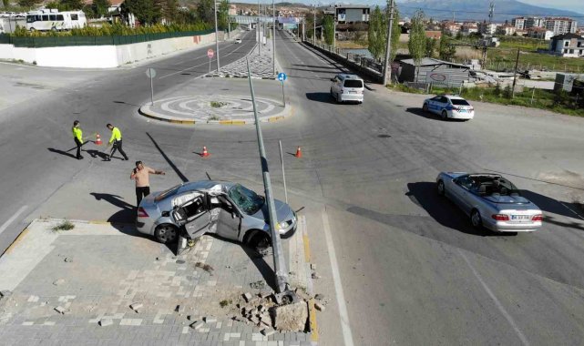 Alkollü direksiyon başına geçti, kaza yapınca "Bindirin götürün" dedi