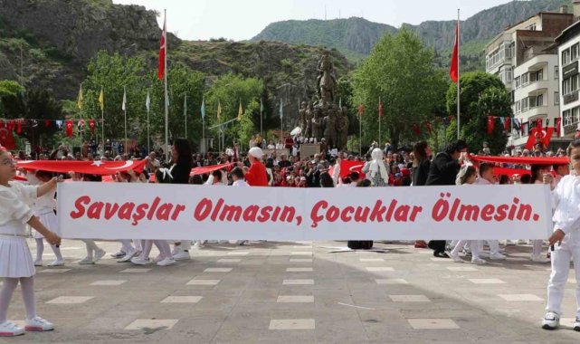 Amasyalı çocuklar 23 Nisan töreninde pankart açtı: 'Savaşlar olmasın, çocuklar ölmesin'