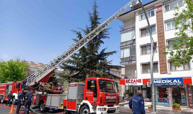 Ankara'da 4 katlı apartmanın çatısında yangın