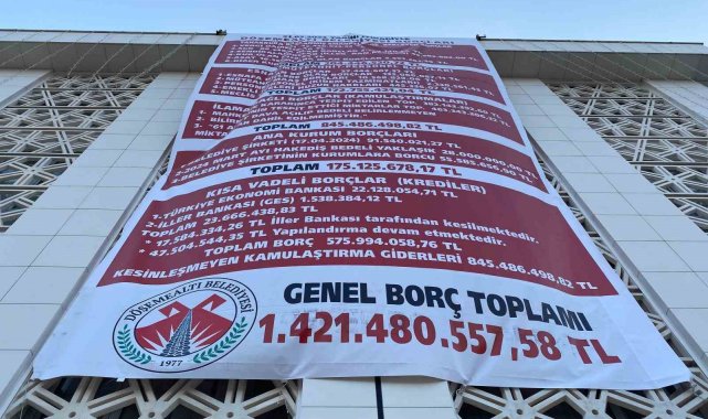 Antalya'da CHP'li belediye, önceki CHP'li yönetimin borçlarını belediye binasına astı