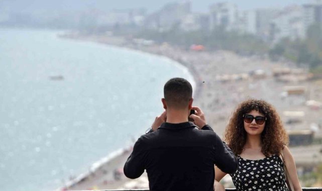 Antalya'da çöl tozunun etkisi azaldı, sahiller doldu