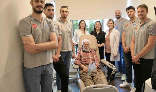 Arkaslı voleybolculardan onkoloji hastalarına ziyaret