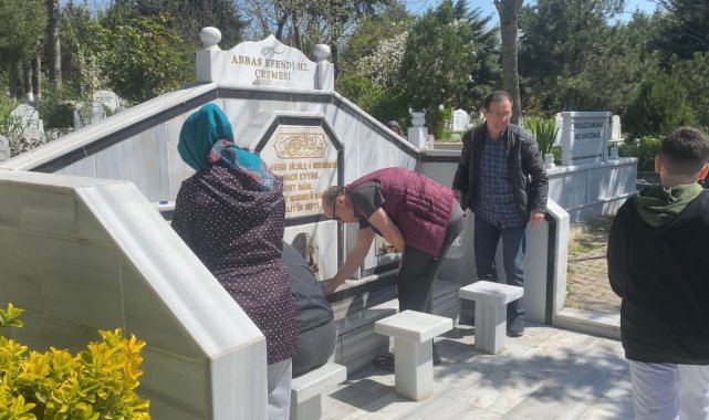 Arnavutköy'de mezarlıklarda bayram öncesi yoğunluk
