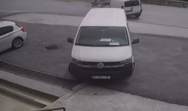Ataşehir'de otomobil ve motosikletin karıştığı kaza anı kamerada
