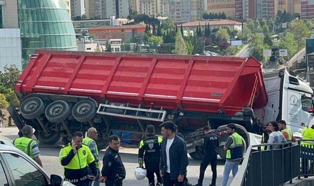 Ataşehir'de tır yan yattı, cadde trafiğe kapatıldı