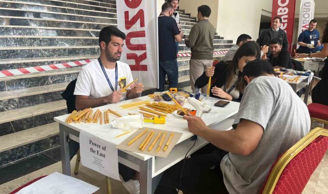 Atılım Üniversitesi öğrencileri çubuk makarnadan yaptıkları köprü ile birinci olmak için yarıştı