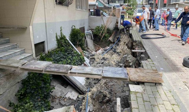 Avcılar'da 4 katlı binanın önündeki kaldırım çöktü