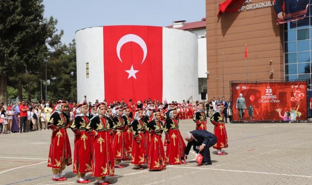 Ayakkabısı çıkan folklorcu gösteriye devam etti