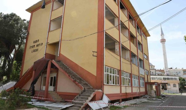 Aydın'ın sembol okulunda yıkım çalışmalarına başlandı