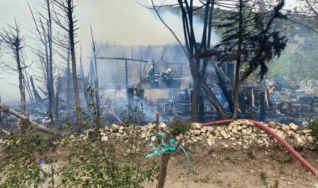 Bağ evi yangında kullanılamaz hale geldi