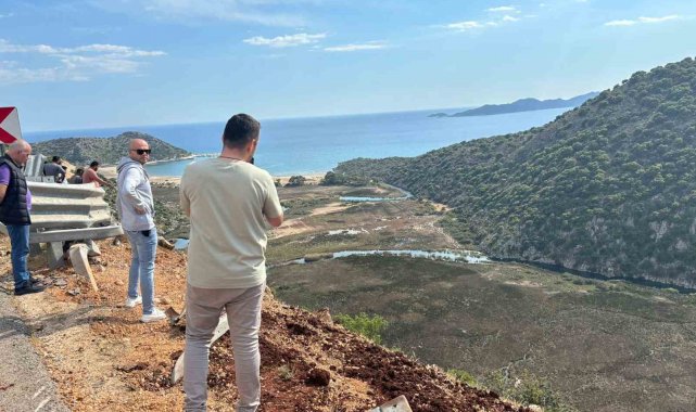 Bariyerlere çarpan kamyon 50 metrelik uçurumdan yuvarlandı: 1 ölü
