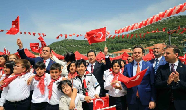 Başkan Aras 23 Nisan'da koltuğu çocuklara devretti