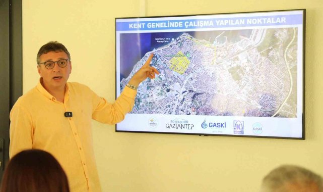Başkan Dönmez: "15 gün içerisinde İskenderun'da 13 kilometre uzunluğunda kanalizasyon şebekesinin temizliği yapıldı"