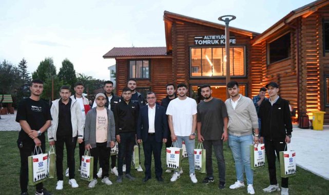 Başkan Hakan Şehirli askere giden gençlerle buluştu
