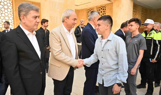 Başkan Kocagöz, belediye personellerini ziyaret ederek, bayramlarını kutladı