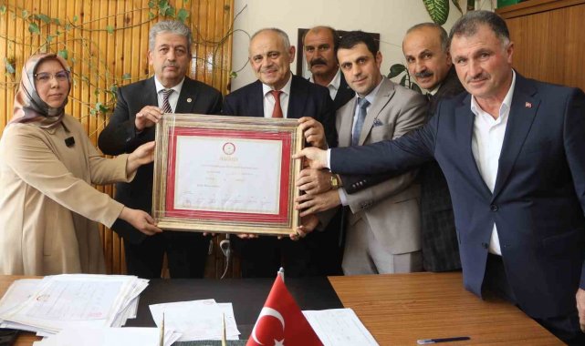 Başkan Öztürk mazbatasını aldı