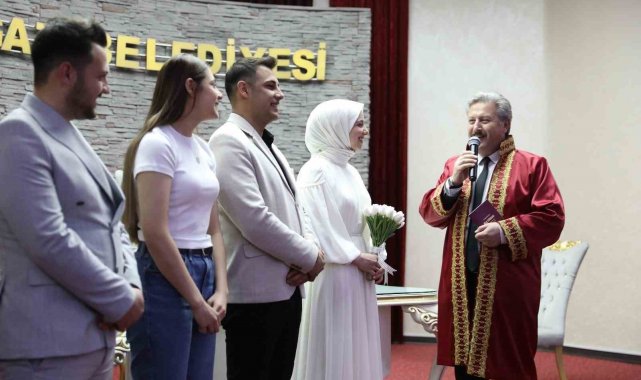 Başkan Palancıoğlu, genç çifte sürpriz yaparak nikâhlarını kıydı