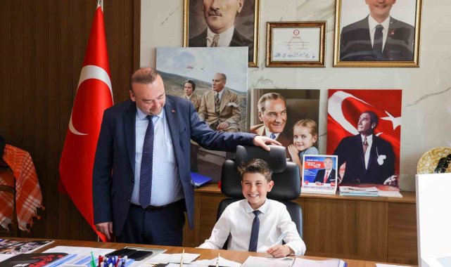 Başkan Yalım, 23 Nisan'da koltuğunu çocuklara devir etti