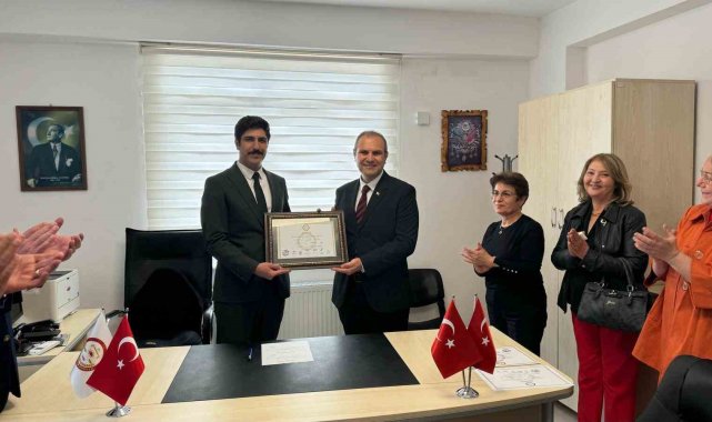Bayırköy'de seçimin galibi olan Aykut Dilsiz mazbatasını aldı