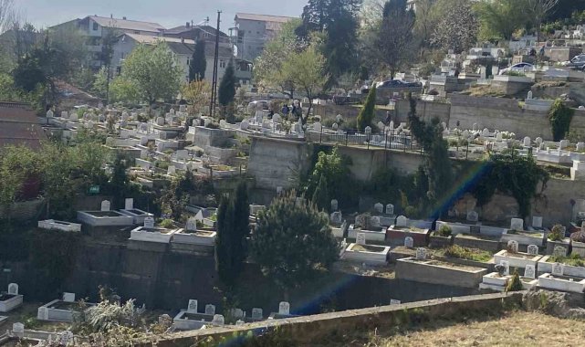 Bayram öncesi vatandaşlardan mezar ziyareti