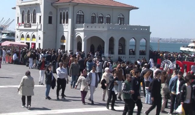 Bayramın ilk gününde trafik ve vapur iskelelerinde yoğunluk yaşandı