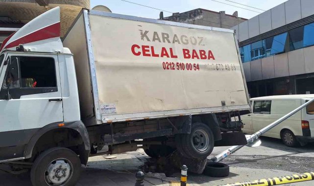 Bayrampaşa'da facianın eşiğinden dönülen anlar kamerada: Kimyasal madde yüklü kamyonet yokuş aşağı gelip elektrik direğine çarptı