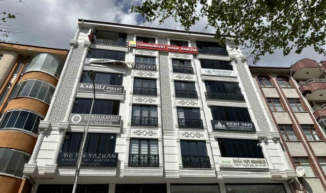 Belediye başkanı ile görüşemediğini iddia eden vatandaş parti binasında intihara kalkıştı