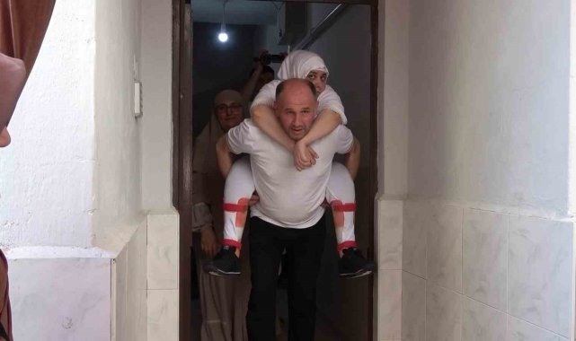 Bir araya geldiler, yürüyemeyen Fikriye'yi konvoyla umreye gönderdiler