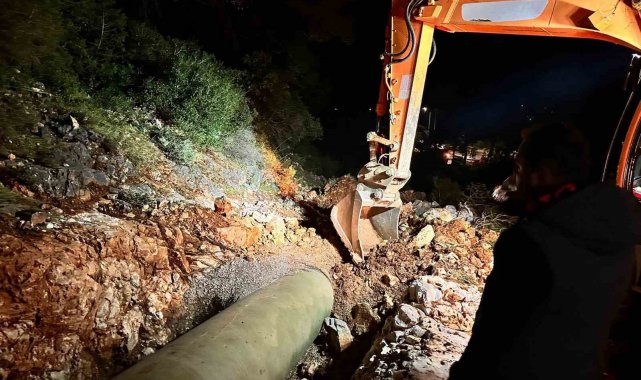 Bodrum'da patlayan su isale hattında Büyükşehir ekipleri çalışma başlattı