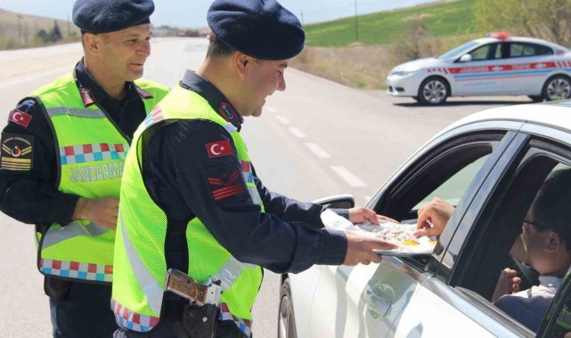 Bolvadin'de jandarmadan lokumlu ve çikolatalı denetim