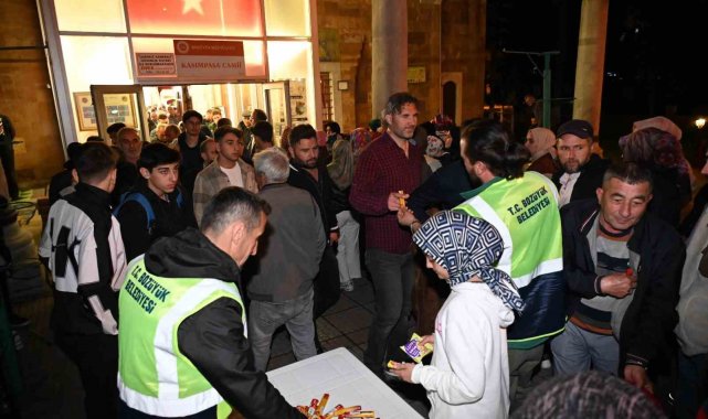 Bozüyük Belediyesi'nden Kadir Gecesi'nde şeker ikramı