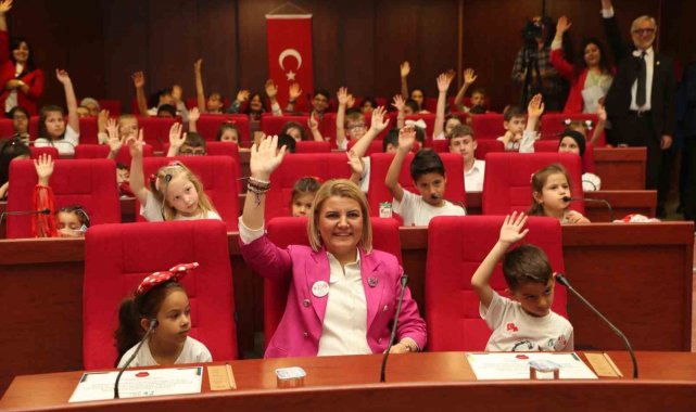 Bu sefer çocuklar meclis koltuğuna oturdu ve oyladıkları önergeyi oy birliğiyle kabul etti
