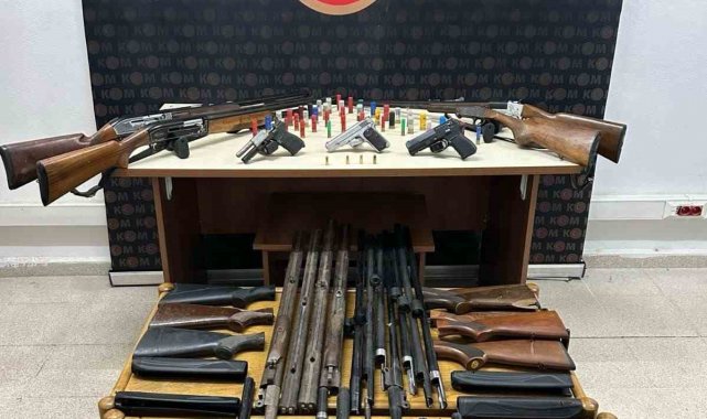 Burdur'da evlerinde ruhsatsız silahlar ele geçirilen 3 şüpheliye işlem yapıldı
